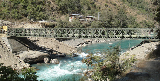 Puente de celosía de acero duradero con rango de vano de 6 a 60 metros, carga de diseño HL93, con tablero de acero o madera y métodos de construcción prefabricados