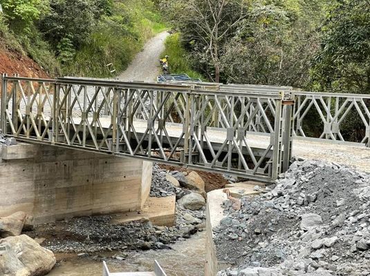 Puente de celosía de acero duradero con rango de vano de 6 a 60 metros, carga de diseño HL93, con tablero de acero o madera y construcción para múltiples reutilizaciones