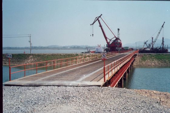 Puente prefabricado de acero duradero con rango de envergadura de 6 a 60 metros de carga diseñada HL93 con cubierta de acero o madera y construcción rápida