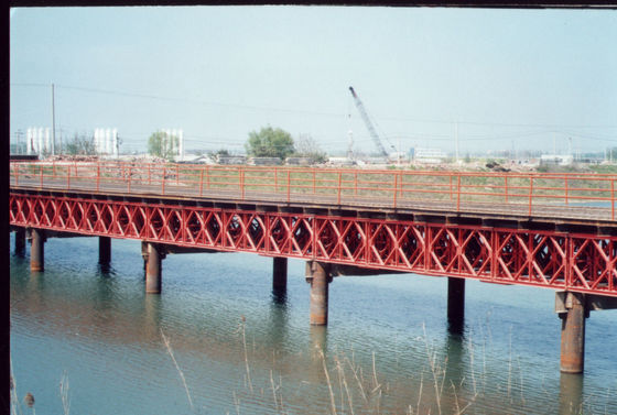 Puente prefabricado de armadura de acero con rango de envergadura de 6 a 60 metros carga diseñada HL93 con cubierta de acero o madera para construcción duradera